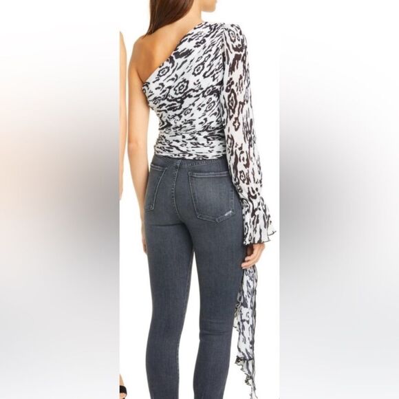 NWT Self Portrait LEOPARD PLISSE ONE
SHOULDER TOP IVORY/BLACK Size 8 - Picture 5 of 13
